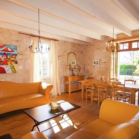 Dom wakacyjny Warm Mansion With Swimming Pool In Sigoul S Pomport
